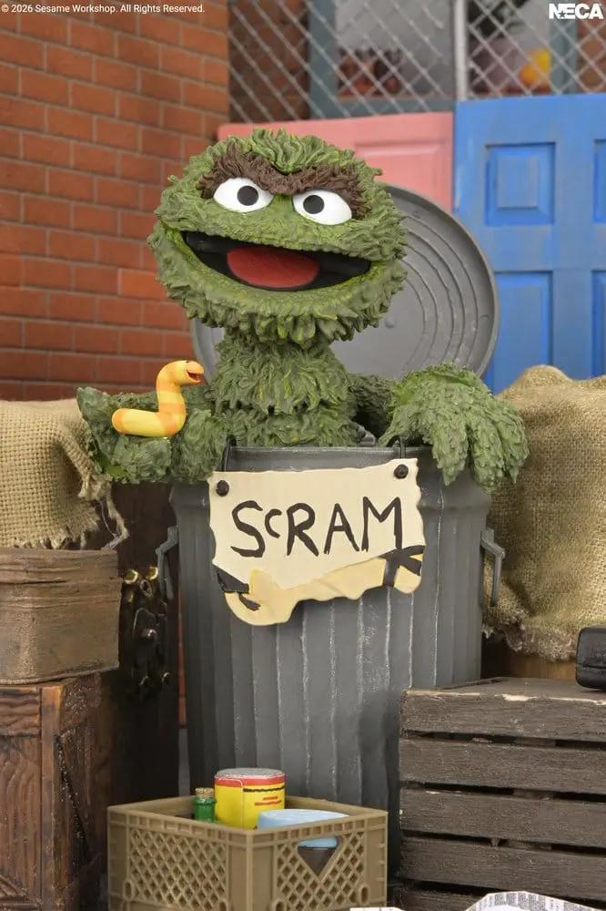 Sesame Street Ultimate Figura Oscar the Grouch action figure by NECA, 18 cm, green fuzzy in a trash can with SCRAM sign.