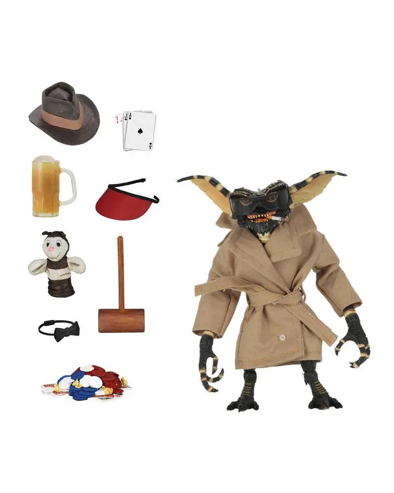 Figura NECA Gremlins Ultimate Flasher Gremlin 15 cm con gabardina y accesorios: sombrero, cartas, jarra de cerveza