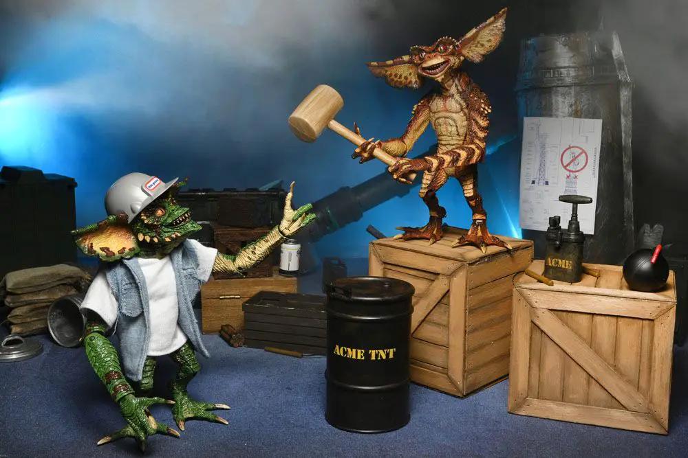 Gremlins 2-pack, 15 cm, dos figuras de acción; una con casco, la otra con martillo, junto a barril ACME TNT