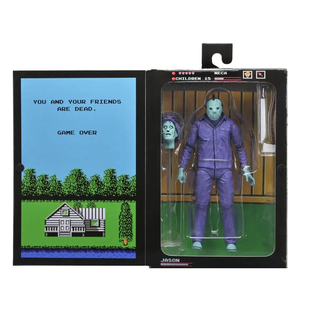 Figura de acción NECA Jason, 18 cm, traje púrpura con máscara azul verdoso, empaquetada con arte retro de videojuego.