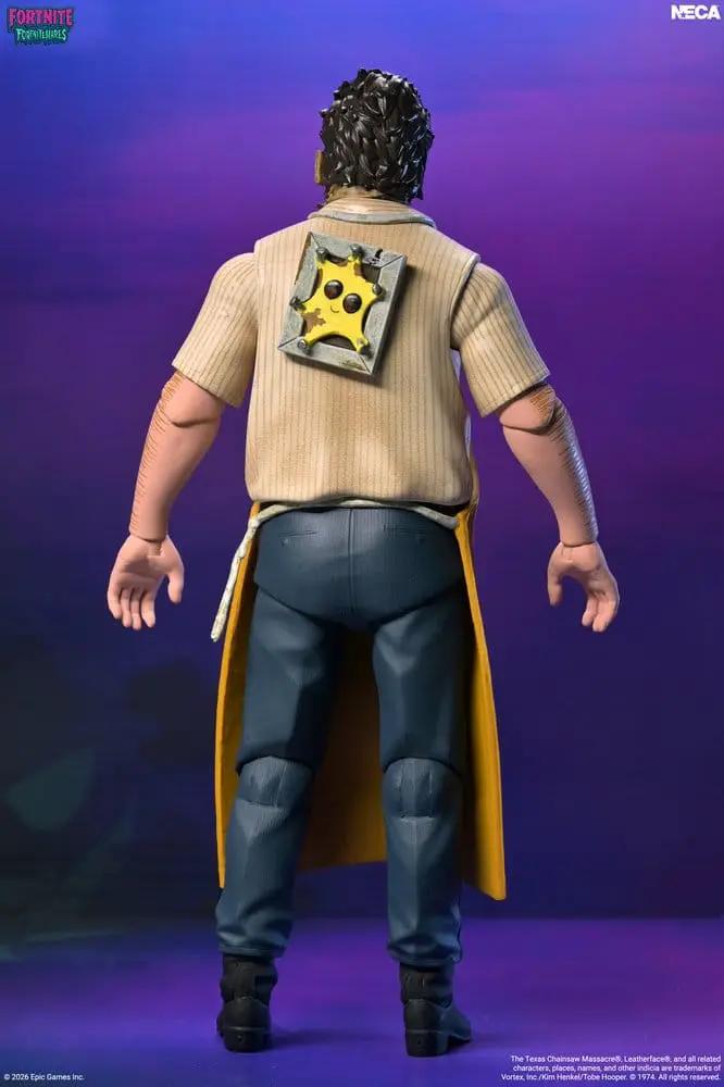 Figura de acción NECA Leatherface Fortnitemares de Fortnite, 18 cm; camiseta beige, pantalones azules y capa amarilla.