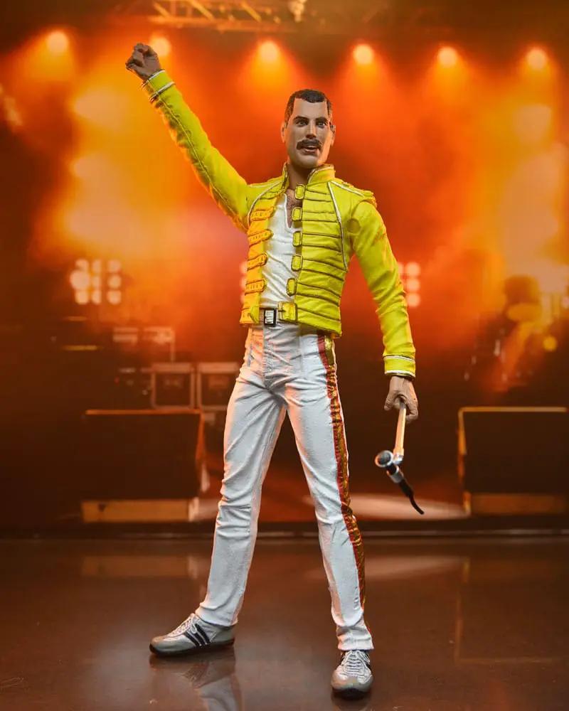 Figura Freddie Mercury NECA de 18 cm con chaqueta amarilla, en pose de escenario con micrófono