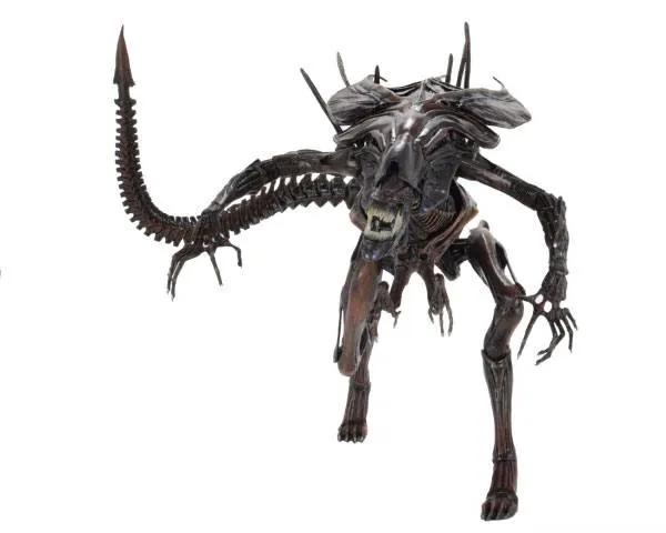 NECA Alien Resurrección Alien Queen 38 cm Ultra Deluxe action figure, dark brown/black Xenomorph.