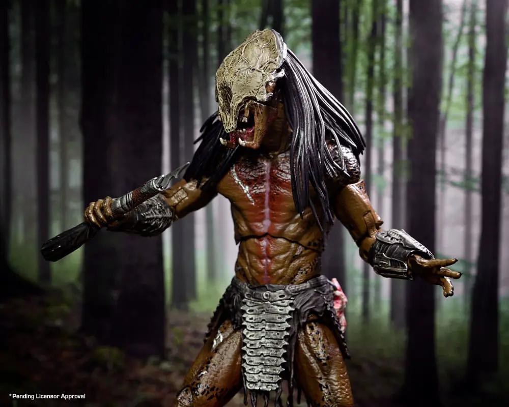 Prey Figura Ultimate Feral Predator action figure by NECA, 18 cm, brown torso with red chest markings, forest backdrop.