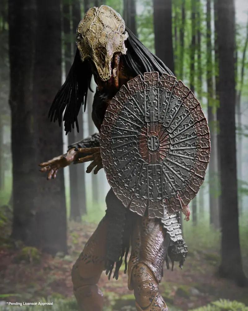 NECA Prey Figura Ultimate Feral Predator action figure, 18 cm, with round textured shield.