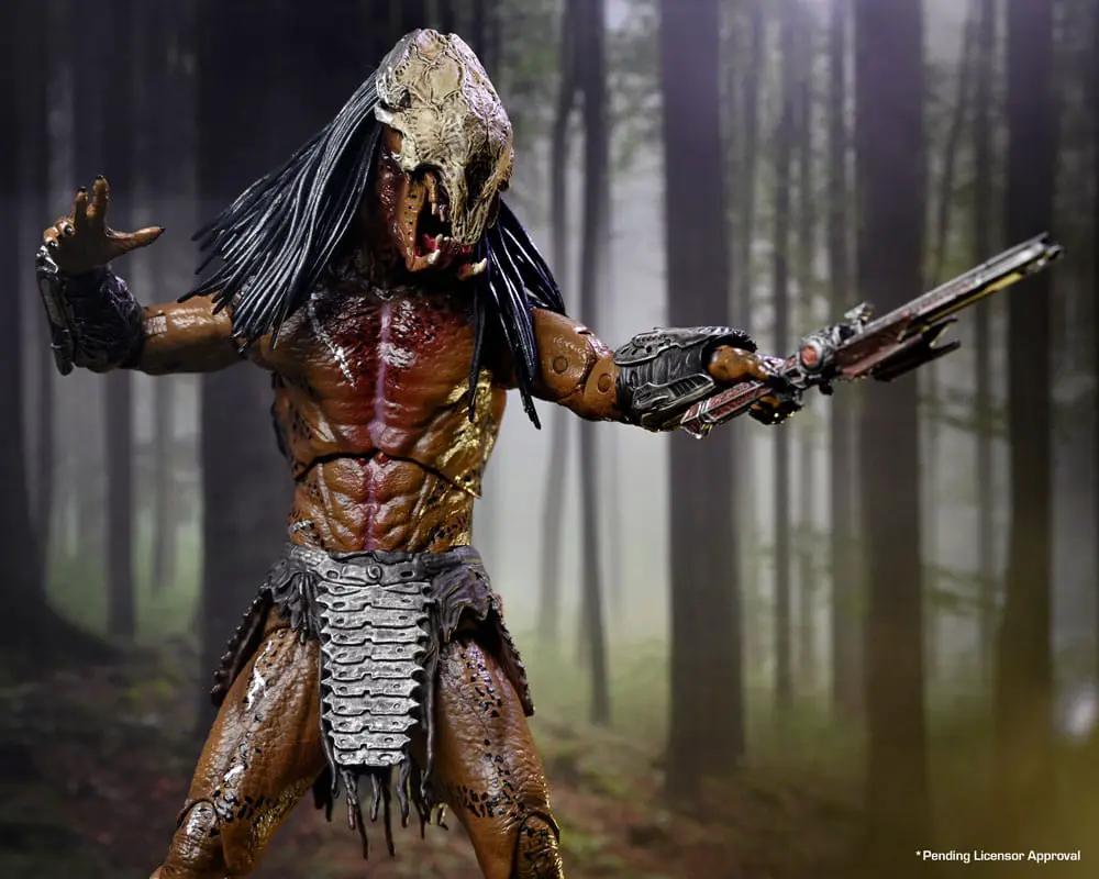 NECA Prey Figura Ultimate Feral Predator 18 cm action figure with brown skin, bone mask, armored skirt, forest backdrop.