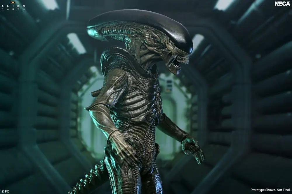 Figura de acción NECA Alien Earth Ultimate Xenomorph, 18 cm, xenomorfo oscuro en pasillo espacial.