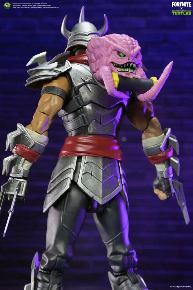 NECA figura de acción Shredder TMNT x Fortnite, 18 cm, armadura plateada con banda roja y espadas; criatura morada acompaña el personaje.