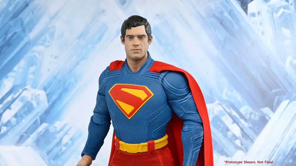 Figura de acción NECA Superman 1/4 escala, 45 cm, traje azul con capa roja y emblema amarillo.