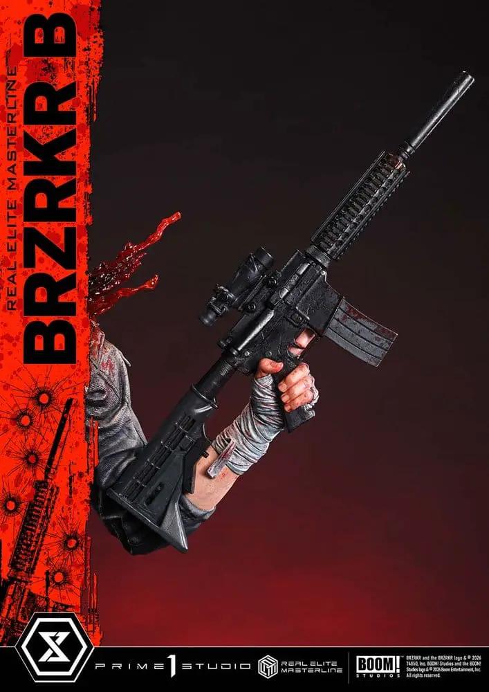 BRZRKR Real Elite Masterline estatua 1/4 sosteniendo rifle, armadura negra, 69 cm, Prime 1 Studio