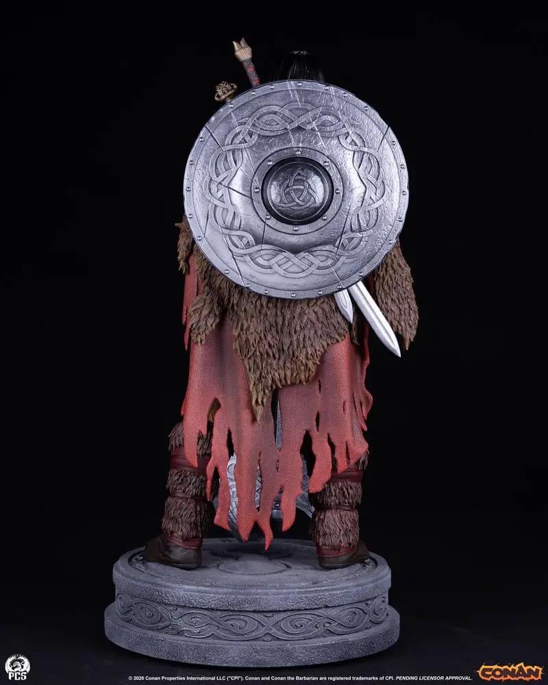 Estatua Conan el Bárbaro 1/3 de Premium Collectibles Studio con escudo circular y capa de piel sobre base decorativa.