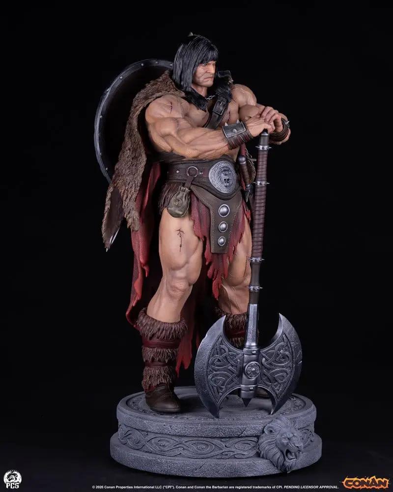 Estatua Conan el Bárbaro 1/3, 72 cm, de Premium Collectibles Studio, con hacha enorme y capa de piel sobre base circular.