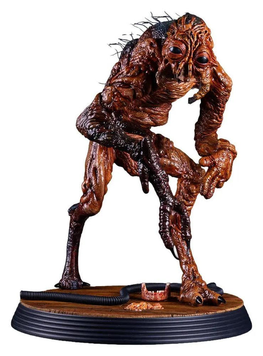 La Mosca Estatua 1/4 scale 41 cm by PREMIUM COLLECTIBLES STUDIO; brown textured alien insect statue on wooden base.