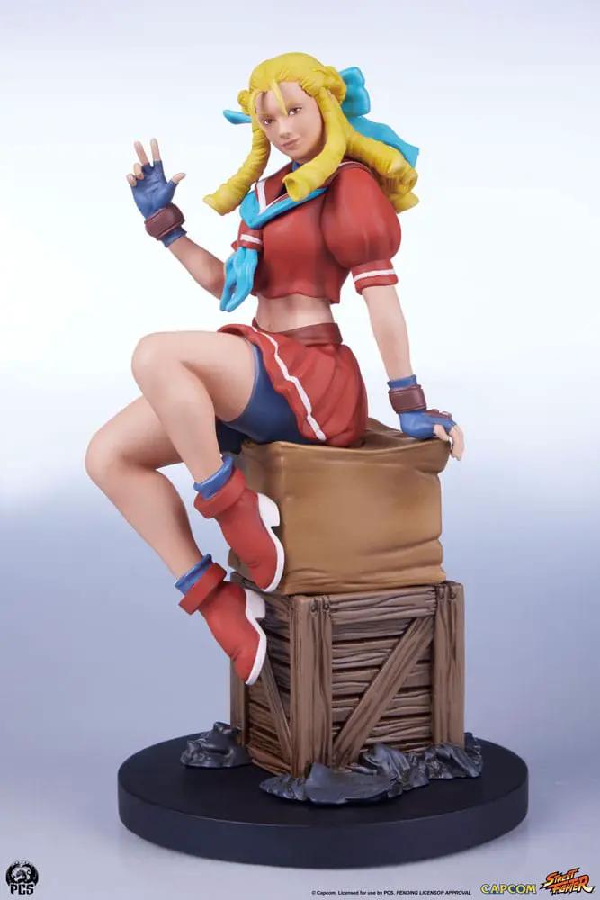 Figura de acción Street Fighter Street Jam 1/10 Karin & E. Honda de Premium Collectibles Studio; cabello rubio, traje rojo y guantes azules.