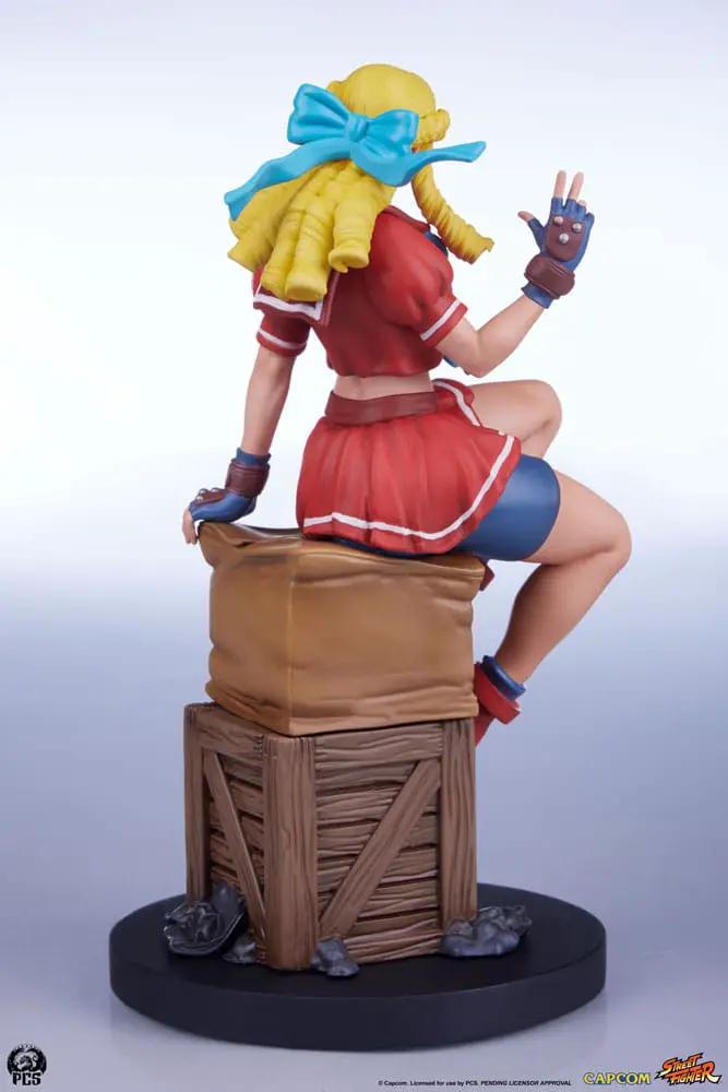 Figura Street Fighter Karin & E. Honda, Premium Collectibles Studio; Karin en traje rojo con lazo azul, sobre un barril.