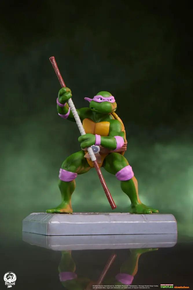 Estatua PVC TMNT por Premium Collectibles Studio, 20 cm, tortuga verde con mascara morada sosteniendo bastón en base gris