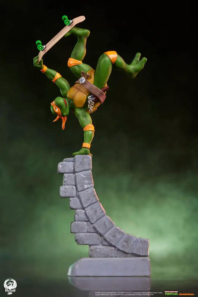 Estatua de Tortugas Ninja en PVC; figura verde con banda naranja y patineta, 20 cm, Premium Collectibles Studio