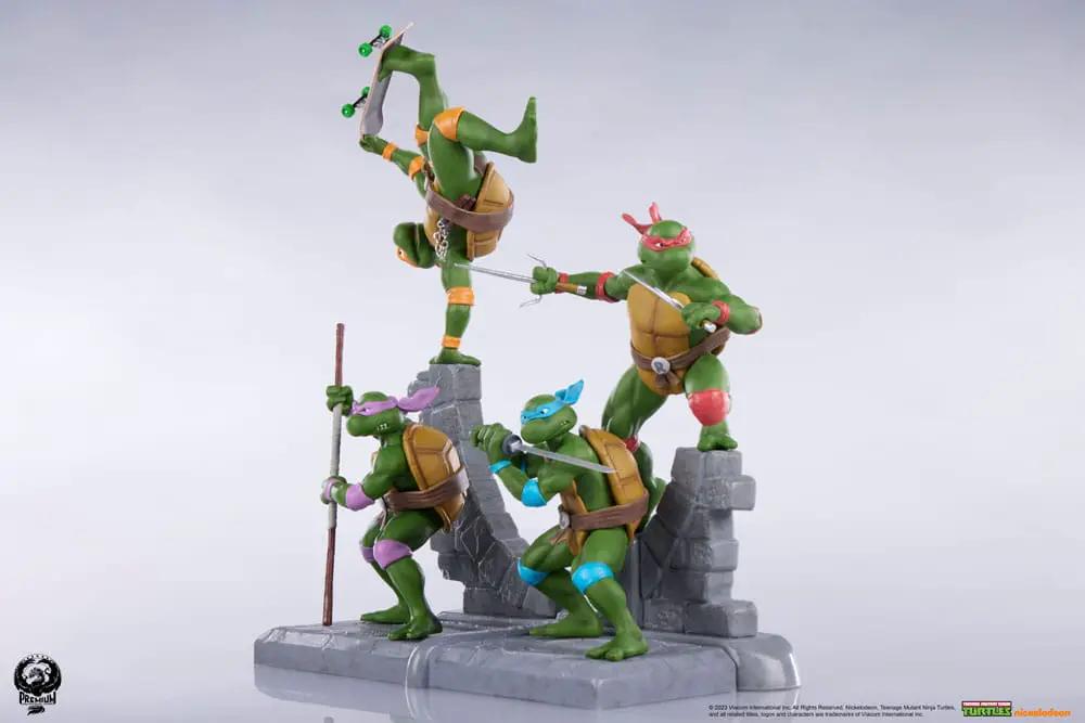 Pack de 4 estatuas de PVC Tortugas Ninja, 20 cm, de Premium Collectibles Studio, sobre base rocosa.