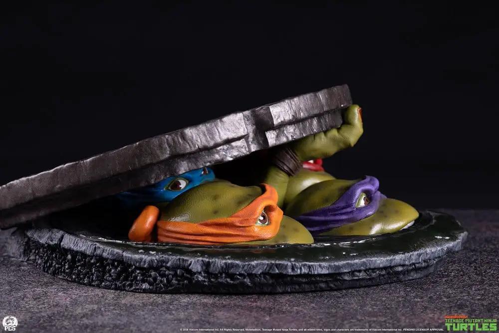 Ninja Turtles tabletop 1/4 underground diorama, 11 cm; three turtles with colored masks under a rock, PCS