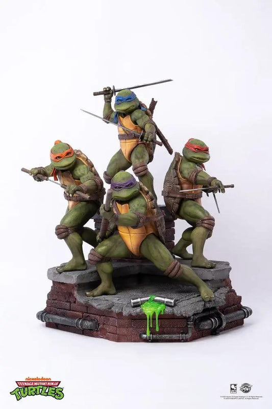 Estatua 1/6 Tortugas Ninja en diorama de película, Pure Arts, verde con base de ladrillos.