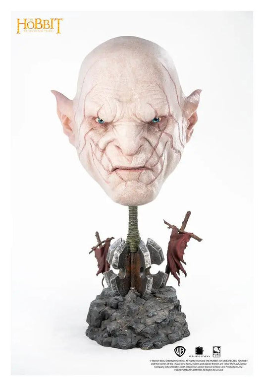 Figura Azog 1/1 Art Mask de El Hobbit, PURE ARTS; rostro pálido con venas sobre base rocosa y soporte