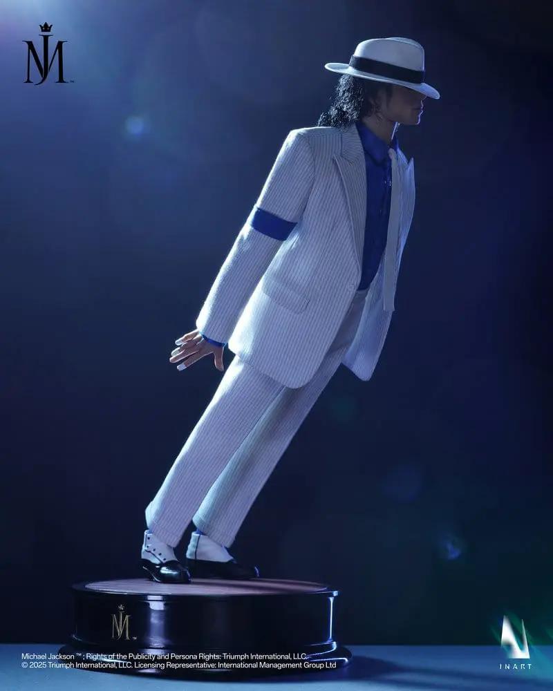 Figura de acción Michael Jackson 1/6 (34 cm) de Queen Studios, traje blanco a rayas con sombrero, pedestal.