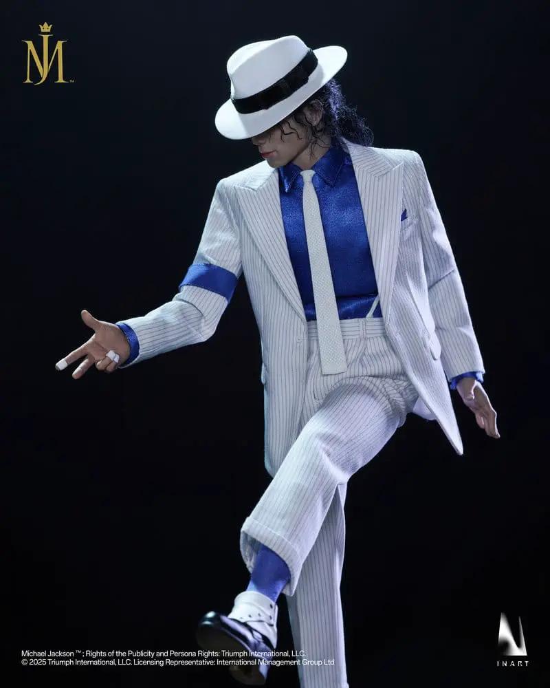 Figura Michael Jackson 1/6, 34 cm, traje blanco a rayas, camisa azul y sombrero blanco; figura de acción