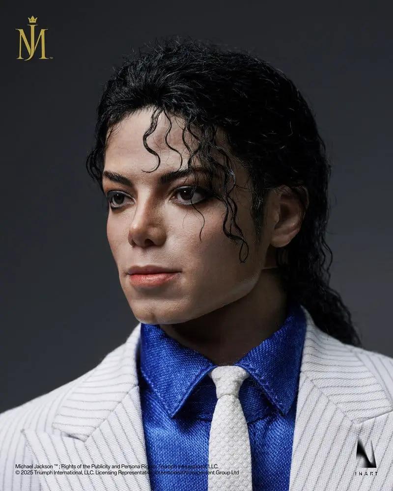 Figura de Michael Jackson, escala 1/6, 34 cm, con traje blanco a rayas, camisa azul y corbata blanca.