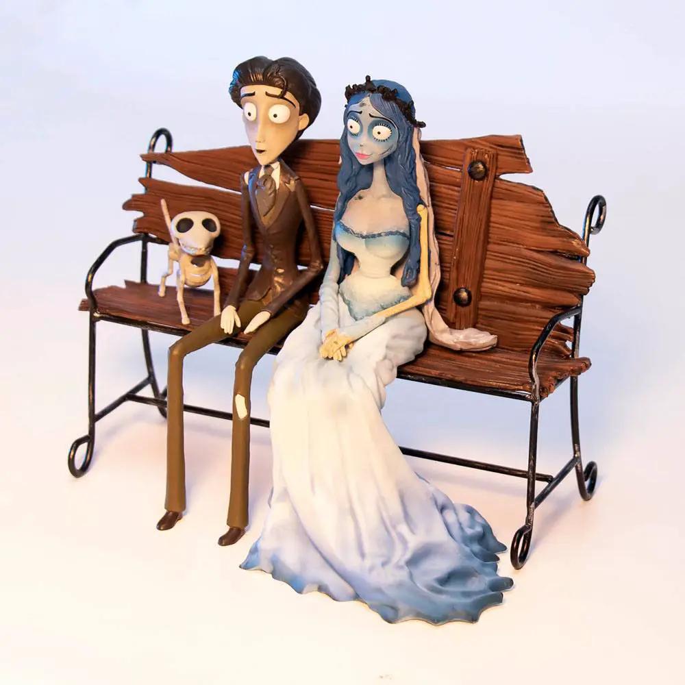 Figura SD TOYS La Novia Cadáver Victor Van Dort y Emily, 1/10, dos figuras en banco de madera; Emily con vestido azul.