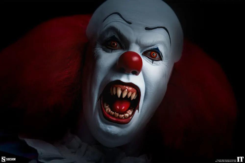 Sideshow Collectibles Pennywise 30 cm action figure from It (1990), close-up head with open mouth and sharp fangs.