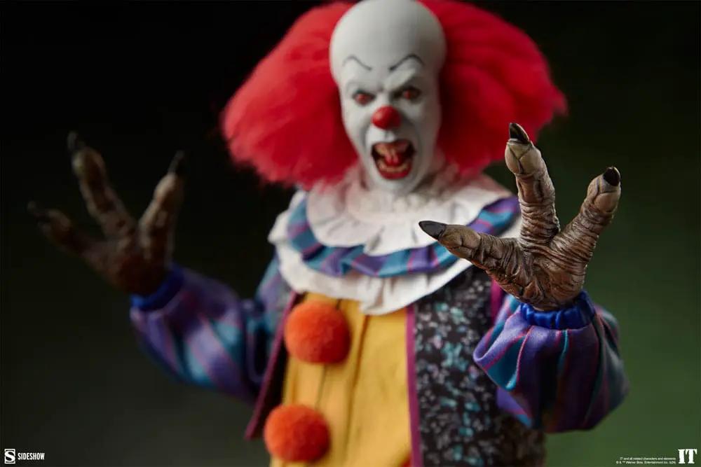 Pennywise action figure, It 1990, 1/6 scale, 30 cm, by Sideshow Collectibles, clawing toward viewer.