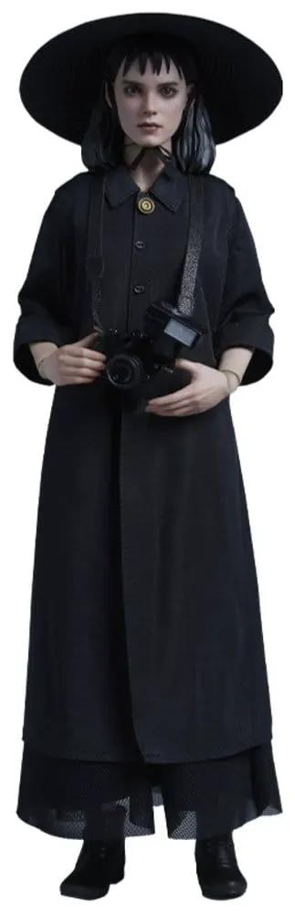 Beetlejuice Lydia Deetz 1/6 scale action figure, 25 cm, in black dress with wide-brim hat holding a camera