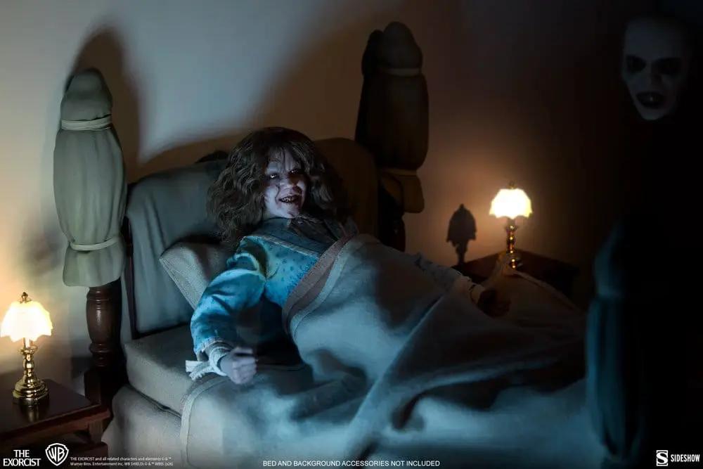 Figura 1/6 Regan MacNeil El Exorcista Deluxe Edition 23 cm; SIDESHOW COLLECTIBLES figura de acción en cama azul.
