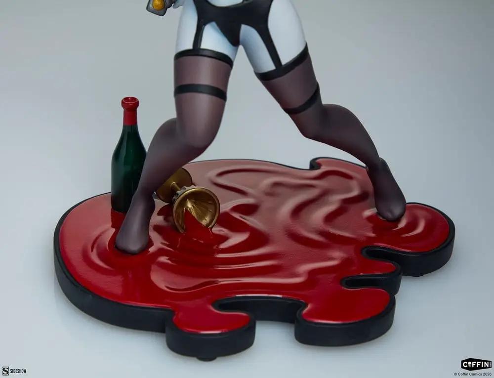Figura de acción Coffin Comics Sleepover In Hell de SIDESHOW COLLECTIBLES sobre base roja brillante con botella y copa.