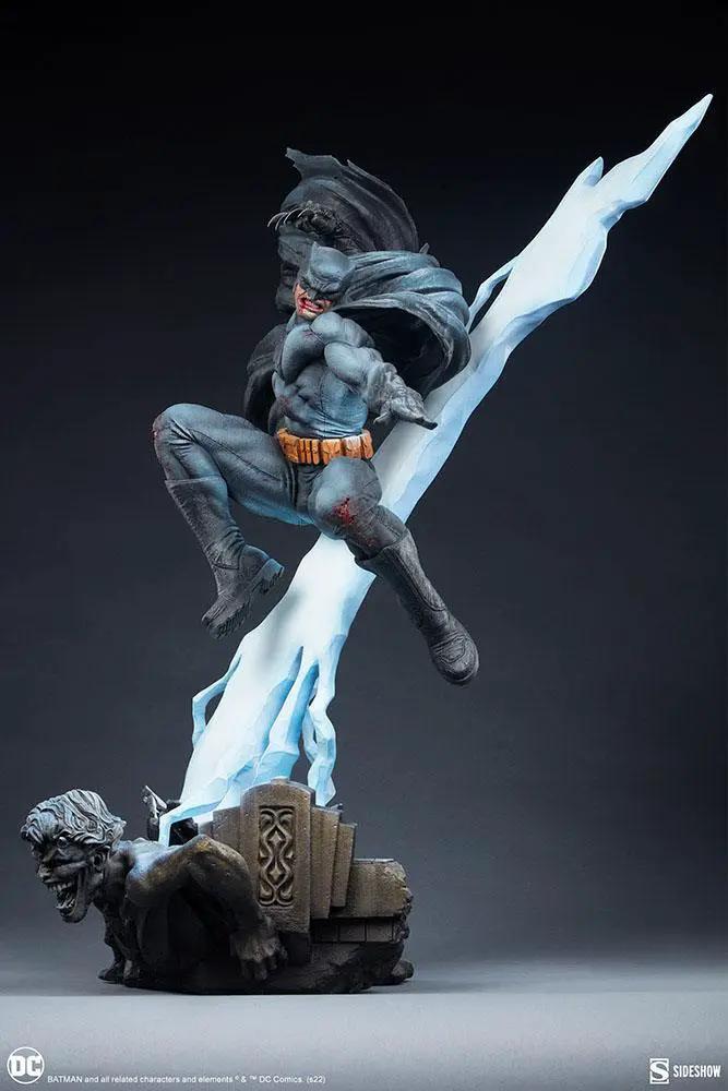 Estatua Batman: The Dark Knight Returns por SIDESHOW COLLECTIBLES, 80 cm, Batman sobre hielo azul, base con criatura.