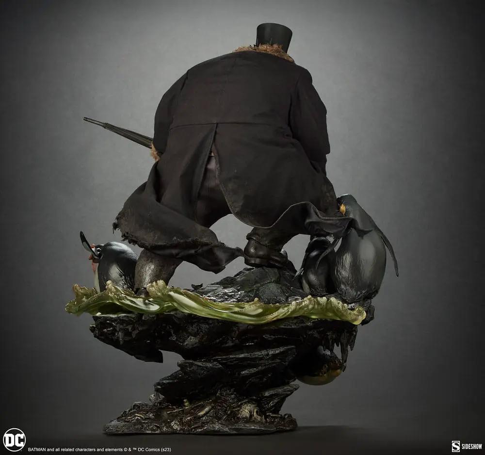 Estatua premium Penguin de DC Comics por Sideshow Collectibles, 51 cm, abrigo negro y base rocosa.