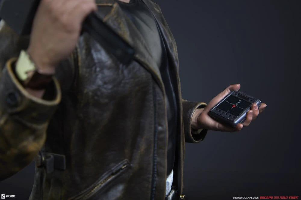 Snake Plissken Premium Format Estatua, 57 cm, de Sideshow Collectibles, chaqueta de cuero marrón con dispositivo