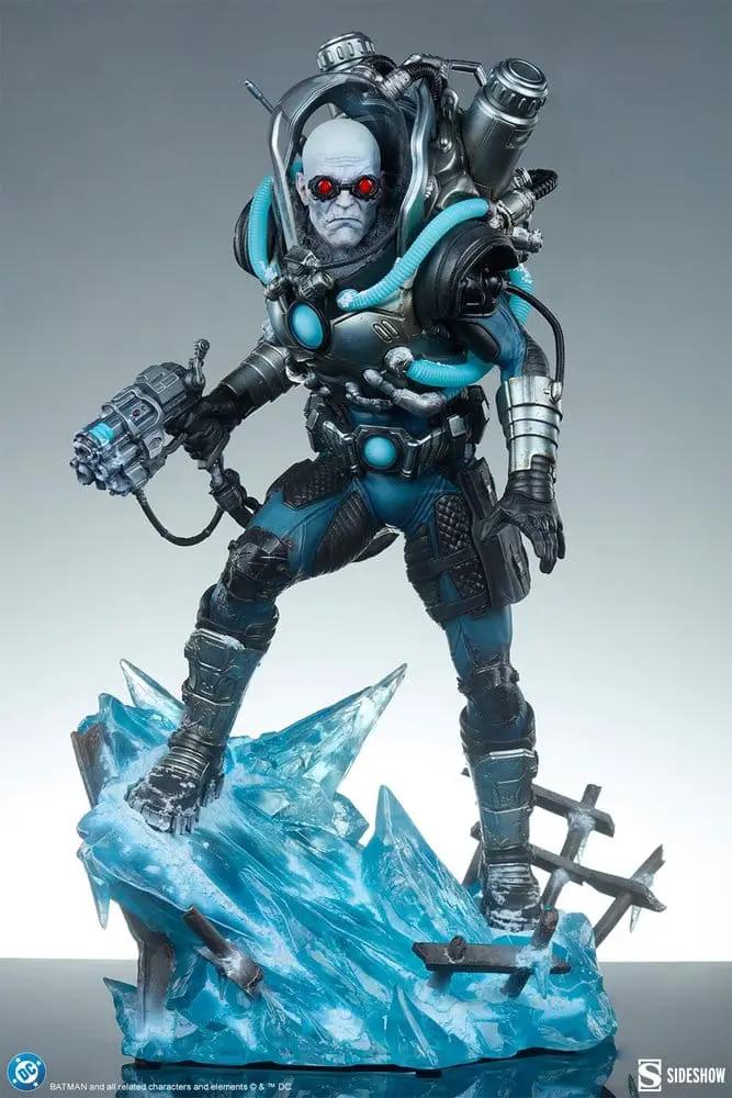 Figura premium Mr. Freeze de DC Comics; traje azul con tubos y base de hielo azul, SIDESHOW COLLECTIBLES.