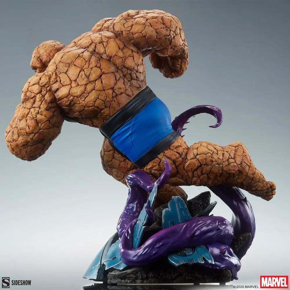 Estatua premium The Thing de Marvel, 55 cm, SIDESHOW COLLECTIBLES; piel naranja rocosa y shorts azules.