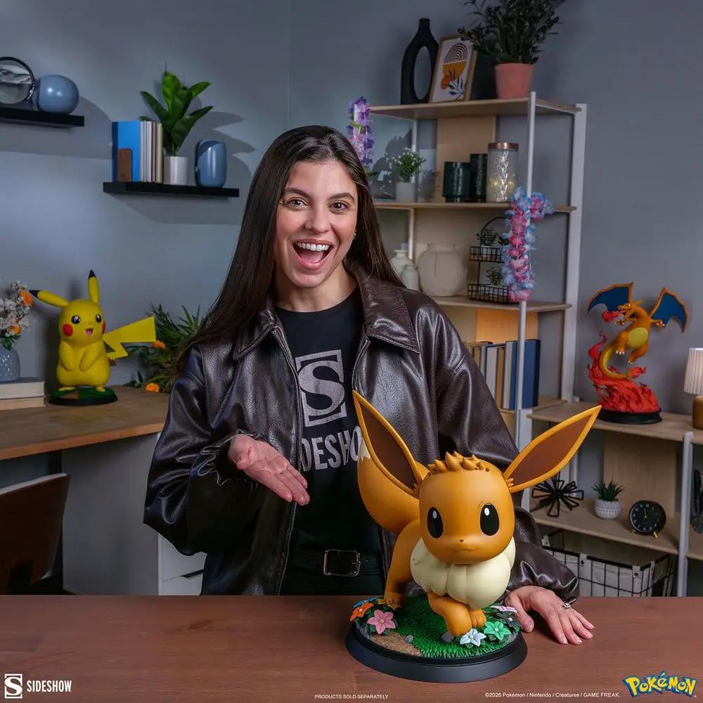 Figura Eevee a tamaño real (34 cm) de SIDESHOW COLLECTIBLES sobre base con flores.
