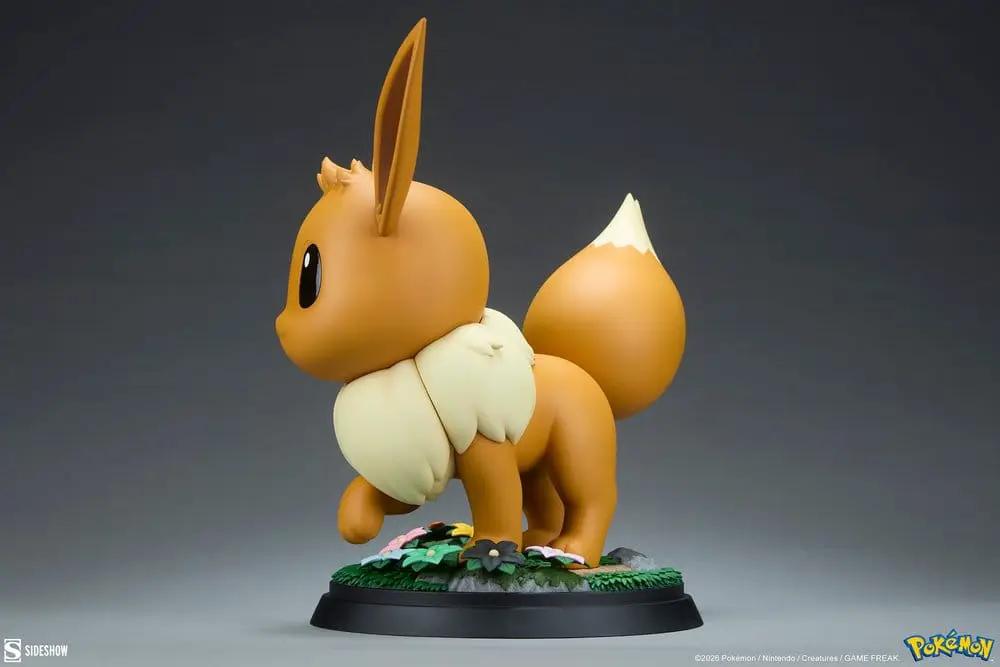 Figura Eevee a escala real, 34 cm, de Sideshow Collectibles; base circular con césped y flores.