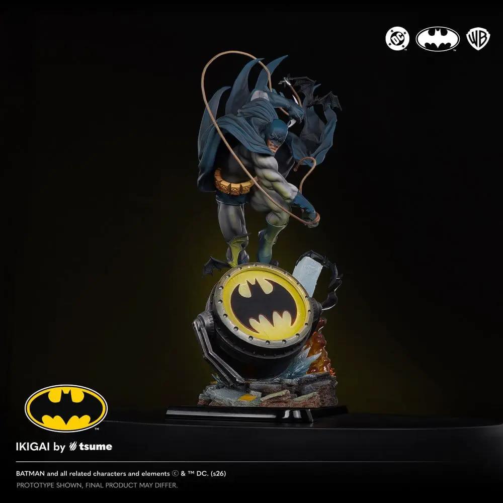 Estatua de Batman 1/6 Ikigai por TSUME, 51 cm, base con escudo Batman y capa azul.