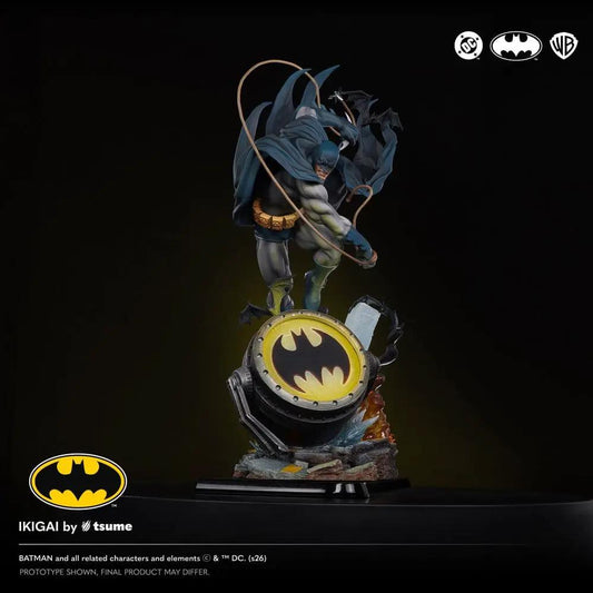 Estatua de Batman 1/6 Ikigai por TSUME, 51 cm, base con escudo Batman y capa azul.
