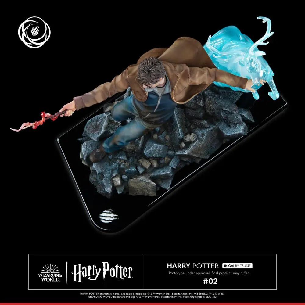 Figura de acción Harry Potter 1/6 IKIGAI de TSUME, 30 cm, con abrigo marrón y varita roja sobre rocas.