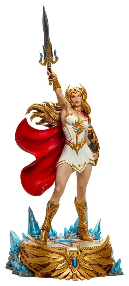 Estatua She-Ra 1/5, 66 cm, de Masters of the Universe por Tweeterhead, armadura dorada, capa roja y espada alzada.