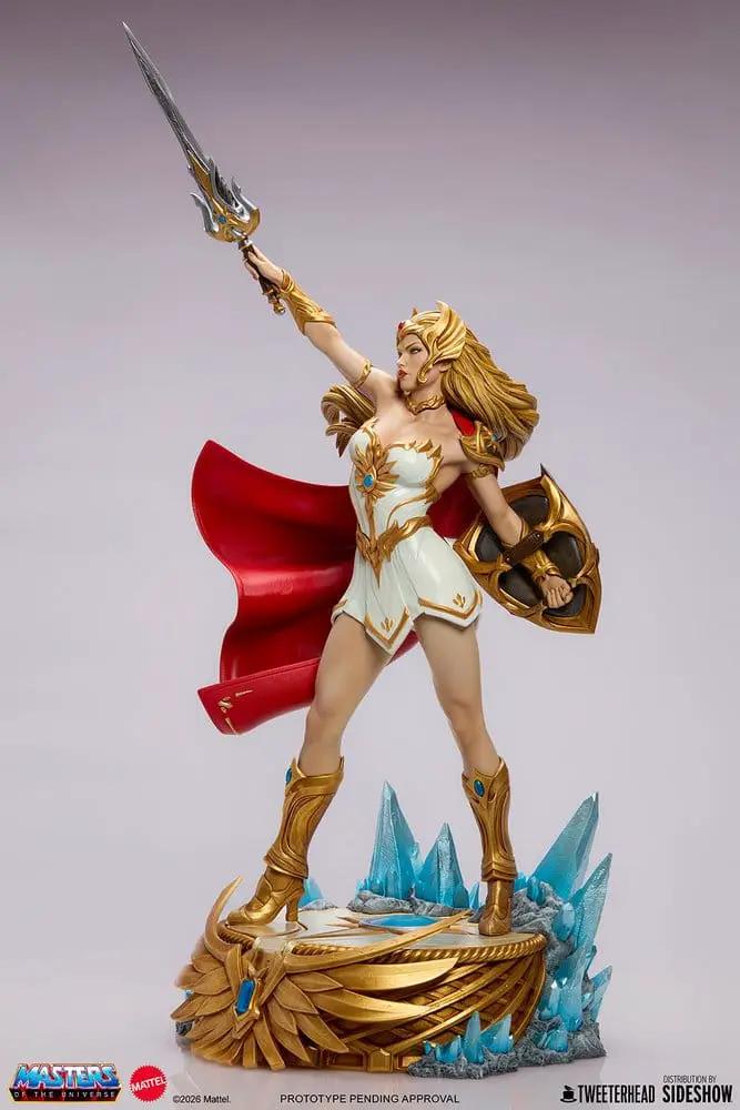 Figura de acción She-Ra 1/5 de Tweeterhead, estatua de 66 cm con armadura dorada y capa roja, espada y escudo.